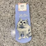 キャンドゥの衣類、靴下コーナーで見つけた【婦人靴下 ショート丈 リアル猫柄】を買ってみました。 先日レビューを投稿した同じデザインの猫柄の靴下の色違いになります