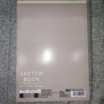 久しぶりに、お絵描きでもしようかとダイソーでスケッチブックを買いに行ってきました。メモ帳としても使いやすいので重宝しますよね。 ７０枚入りで１００円のシンプルな