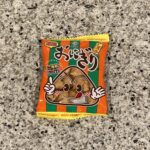 キャンドゥのお菓子コーナーでみつけた【ミニおにぎり】を買ってみました。 よく見たことのあるおにぎりのカタチのおせんべいのお菓子のミニサイズバージョンのようです。