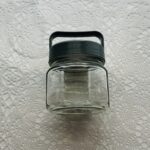 セリアには他の100円ショップと比べてオシャレな商品が多いですよね！またまた、見つけた【ガラスボトルハンドルキャップ八角ダークグレー】が、シックなインテリアにピ