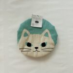 セリアには、ついつい買ってしまうネコちゃん柄の商品が溢れていますね！【丸椅子カバーネコ柄（白猫）】が可愛かったので、黒猫バージョンと一緒に買ってしまいました。 