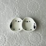 セリアのシマエナガグッズが可愛すぎる！食器コーナーで【二連皿ころころシマエナガ】を見たら可愛くて持ち帰りたくなり、購入しちゃいました。 2羽のシマエナガが寄り添