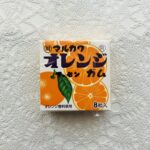 よりどり4個100円（税抜）の棚では、懐かしいお菓子に出会える！ということで【フーセンガムオレンジ（よりどり4個1００円／税込み１０８円）】があったので買っちゃ