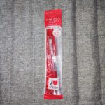 娘が学校で使うので、もう何度もリピート購入している、ゼブラ「サラサクリップ　ジェルボールペン（赤）」を購入しました。 学生時代、何気なくいつも使っている文具でも