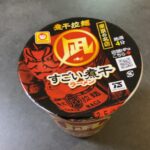 セブンイレブンで購入した「すごい煮干ラーメン凪」は、その名の通り煮干しの風味がしっかりと感じられる一杯でした！ カップを開けた瞬間から立ち上る香りが独特で、魚介