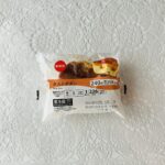 セブンイレブンのスイーツコーナーに新商品が！甘く煮たリンゴのスイーツが好きなので、ついつい目に付いてしまった【タルトタタン1個入】が美味しそうで買ってしまいまし