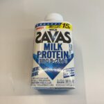 セブンイレブンで「ザバス ミルクプロテイン ヨーグルト風味」を購入してみました。 運動後や小腹が空いたときに手に取りやすいプロテイン飲料ですが、実際に飲んでみる