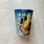 ファミマルのカップ麺がお得で美味しいというレビューを見て、私も【かつおとソーキ味沖縄風そば】を買って食べてみました。おすすめされていたのは別の商品だったのですけ