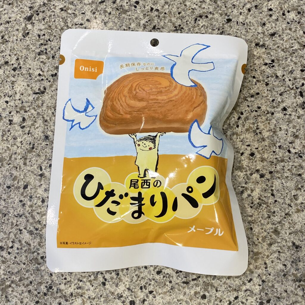 セブンイレブンの常温の特設コーナーでみつけた【尾西のひだまりパン メープル】を買ってみました。 こちらは普通のパンコーナーにある商品ではなく、長期保存を目的とし