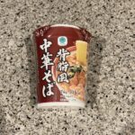 ファミリーマートのカップラーメンコーナーにある【ファミマル　背脂風中華そば】を買ってみました。 ファミリーマートのプライベートブランドのカップ麺のシリーズです。