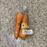 ファミリーマートの野菜コーナーでみつけた【北海道産 にんじん 2本】を買ってみました。 最近まで青森県産のものが並んでいましたが、気づくと北海道産のものに移行し