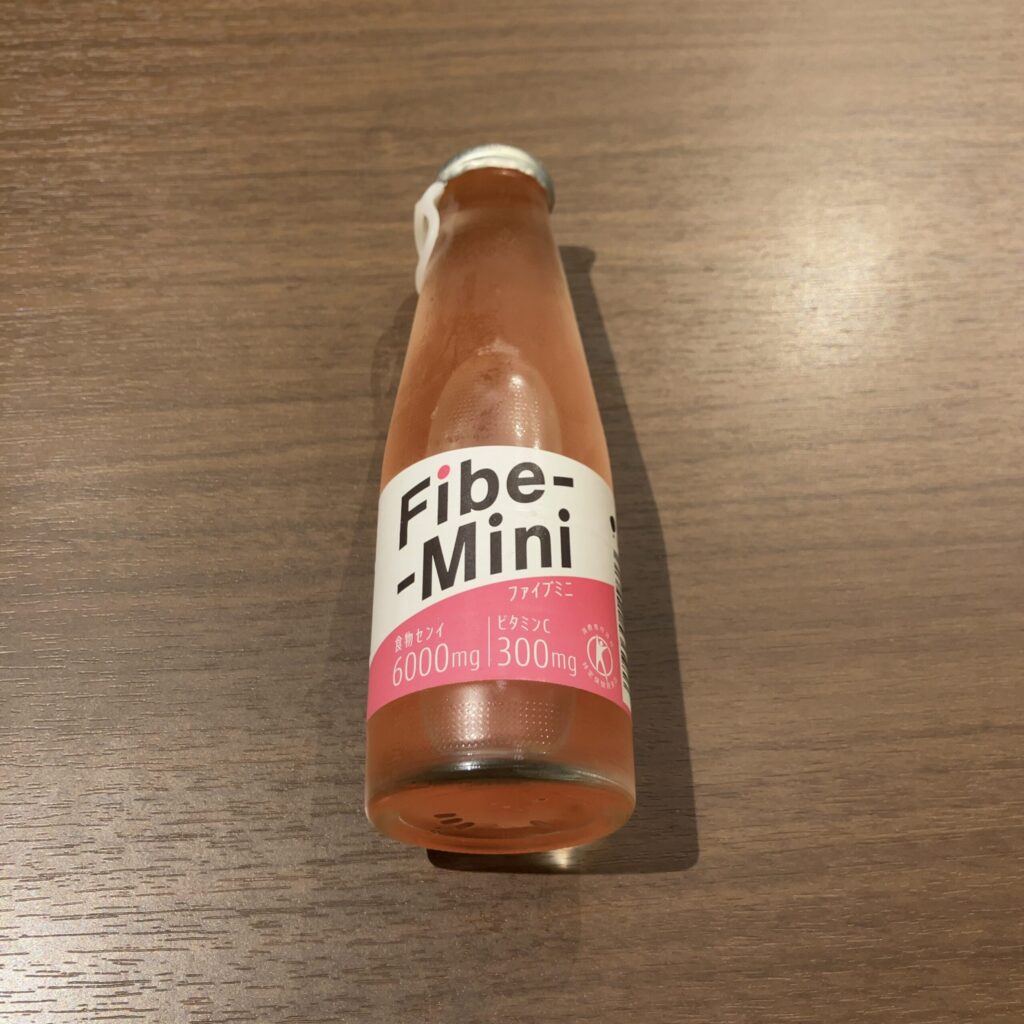 セブンイレブンで購入した「ファイブミニ」は、手軽に食物繊維を摂れるのが魅力のドリンクです！ 小ぶりな瓶に入った爽やかなピンク色の炭酸飲料で、見た目も可愛らしく気