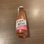 セブンイレブンで購入した「ファイブミニ」は、手軽に食物繊維を摂れるのが魅力のドリンクです！ 小ぶりな瓶に入った爽やかなピンク色の炭酸飲料で、見た目も可愛らしく気