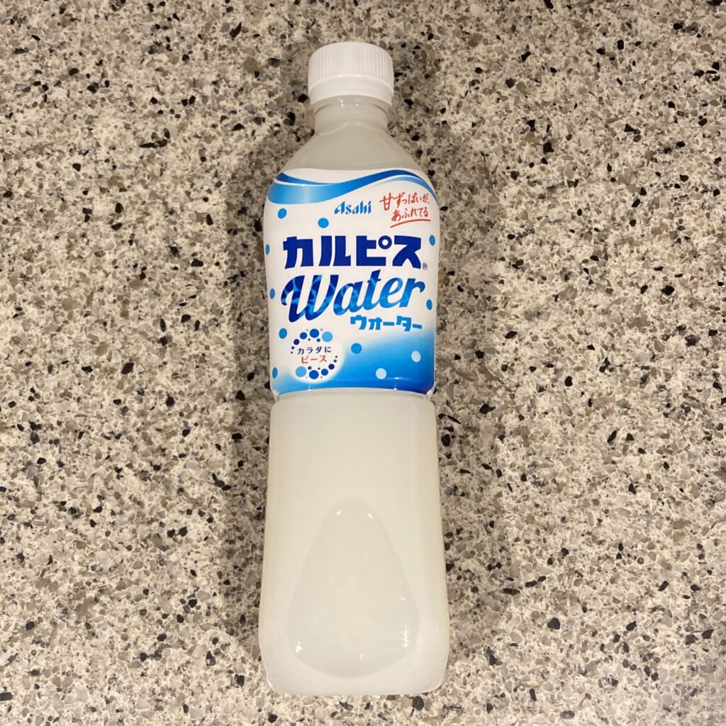ファミリーマートのドリンクコーナーでみつけた【カルピスウォーター】を買ってみました。 ジュースの中でいちばん好きなのがカルピスです。 子供の頃から好きで、いまも