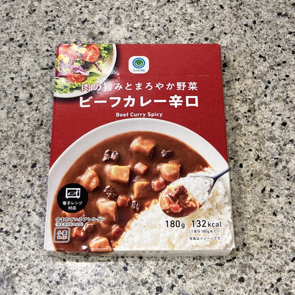 ファミリーマートの常温の食品コーナーでみつけた【ビーフカレー辛口】を買ってみました。 こちらは以前も購入したことがあり、リピートでまた買ってみました。 コンビニ