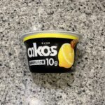 セブンイレブンのスイーツコーナーでみつけた【オイコスヨーグルト 高吸収タンパク質 レモン&amp;ハニー】を買ってみました。 この夏ずっとハマっているスイーツが