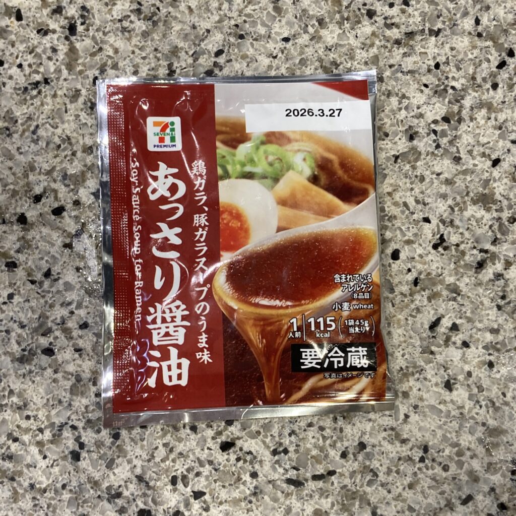 セブンイレブンの冷蔵の食品コーナーでみつけた【７プレミアム ラーメンスープ　あっさり醤油】を買ってみました。 セブンイレブンの商品の中でもトップクラスにリピート