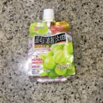 セブンイレブンのゼリー飲料コーナーで見つけた【機能性表示食品 クラッシュタイプの蒟蒻畑プラス シャインマスカット味】を買ってみました。 クラッシュタイプのこんに