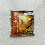 セブンイレブンにラーメンスープと麺が売っているのを知ったので、麺と【ラーメンスープ味噌1人前】を購入してラーメンを作ってみました。 ラーメンスープは味噌、麺は札