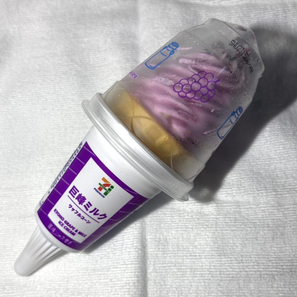 セブンイレブンの【セブンプレミアム ワッフルコーン 巨峰ミルク】試してみました！ワッフルコーンのアイスクリームで巨峰があったのでついつい購入してしまいました♪ 
