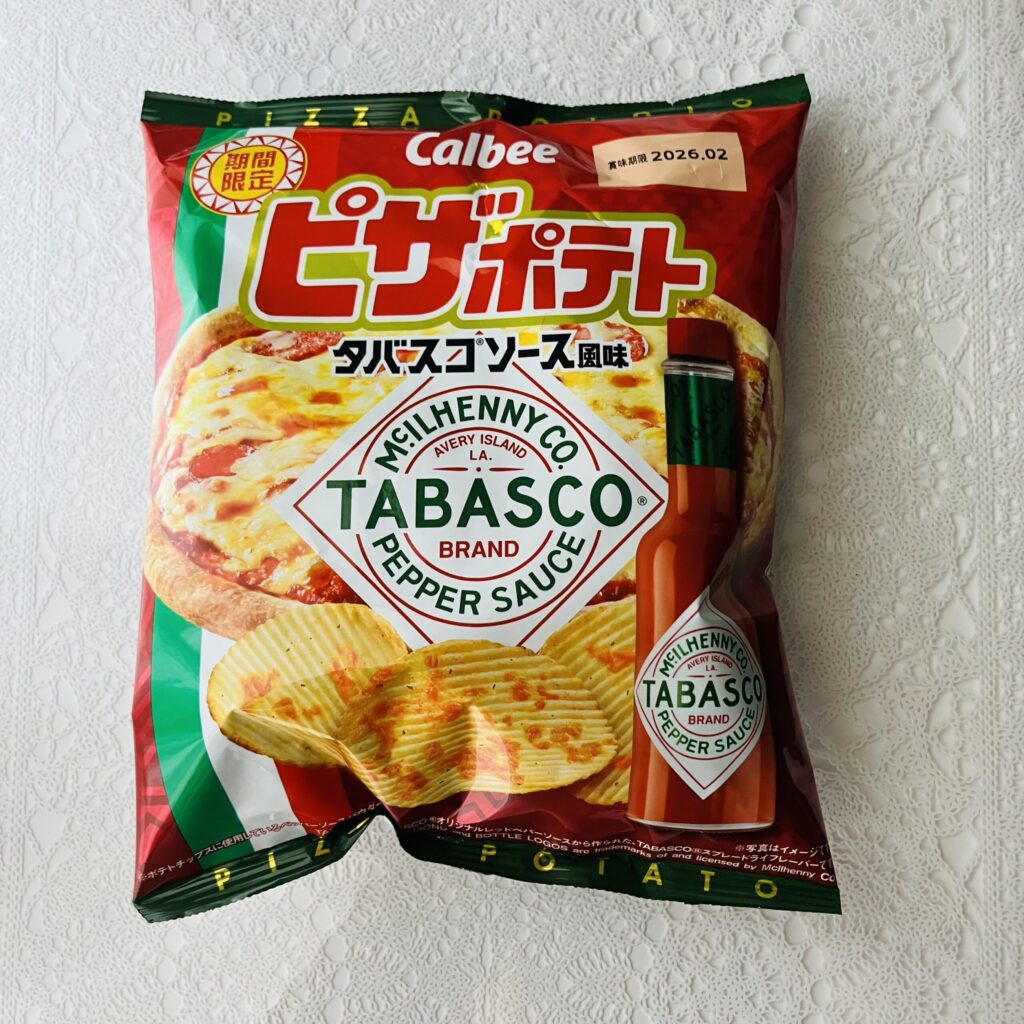 セブンイレブンのお菓子コーナーで気になった【カルビーピザポテトタバスコソース】を買ってみました。カルビーのピザポテトが好きなので、たまに買って食べるんですよね。