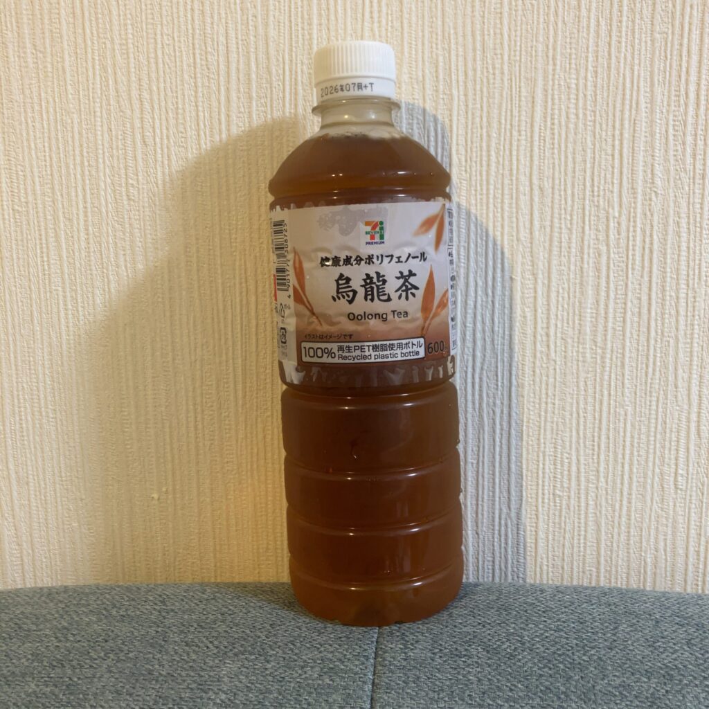 セブンイレブンで購入した「烏龍茶」を飲んでみました。見た目はシンプルですが、しっかりとしたお茶の色合いで、手に取るだけでも安心感があります！ ペットボトルは60