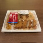 ファミリーマートで購入した「山賊焼&amp;ガーリックライス弁当」を試してみました。 名前からしてパンチが効いていそうだと思いましたが、実際に開けた瞬間からにん