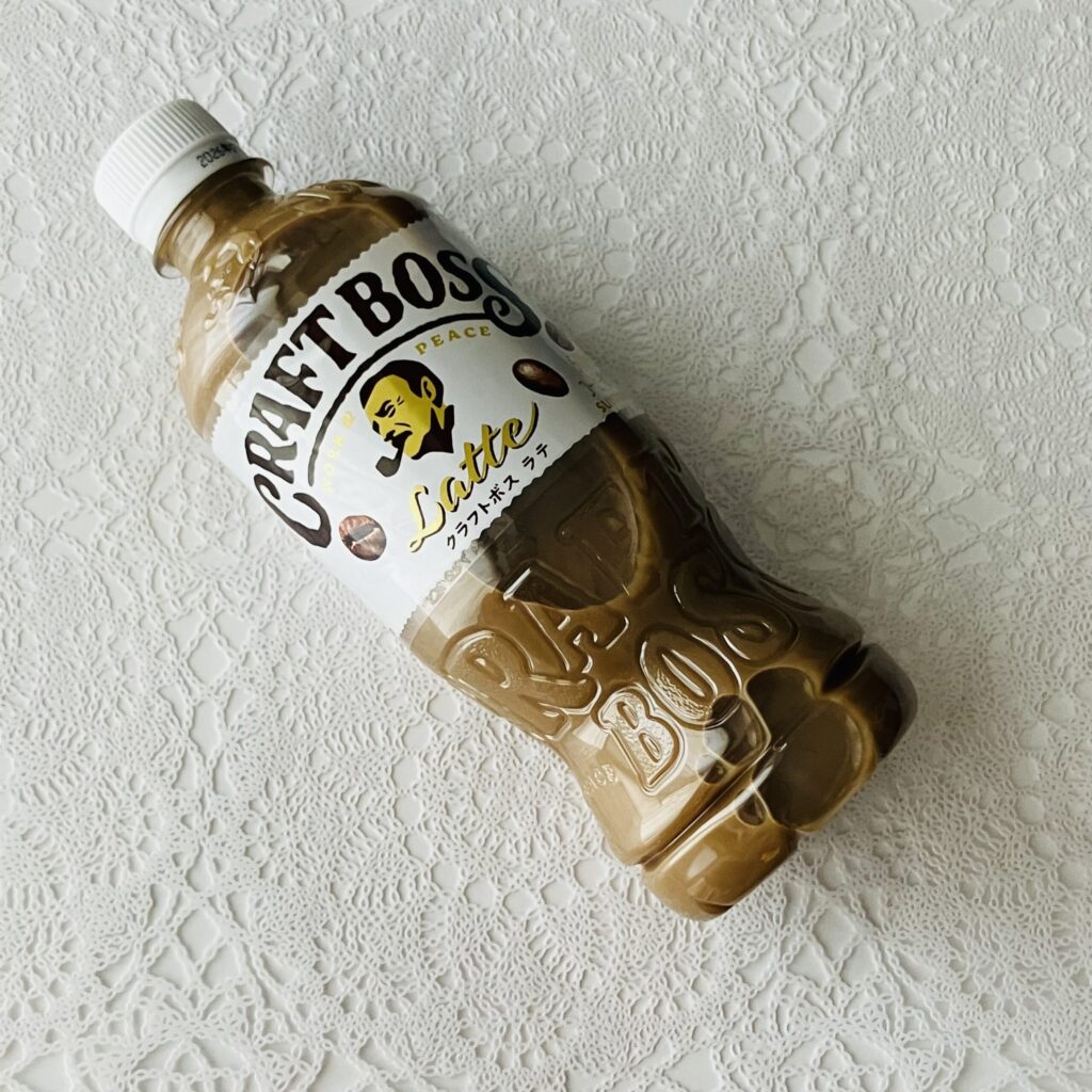 セブンイレブンの1つ買うと1つもらえるキャンペーンで購入した【クラフトボスラテ５００ｍｌ】を飲んでみました。キャンペーンがなかったら甘いラテを買うことはなかった