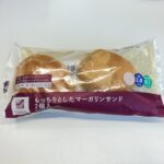 ローソンで見つけた「もっちりとしたマーガリンサンド（2個入）」を購入してみました。袋を開けた瞬間、ふわっと香る小麦の優しい匂いに期待が高まります。 見た目はコロ