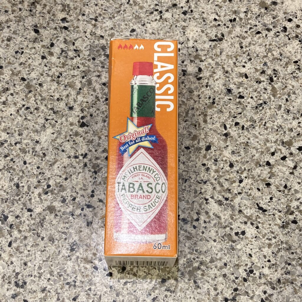 セブンイレブンの調味料コーナーでみつけた【タバスコペパーソース】を買ってみました。 辛いものが好きで、酸っぱいものも大好きなので、いろんな調味料や味付けを試して