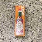 セブンイレブンの調味料コーナーでみつけた【タバスコペパーソース】を買ってみました。 辛いものが好きで、酸っぱいものも大好きなので、いろんな調味料や味付けを試して