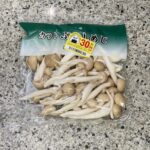 ファミリーマートのカット野菜コーナーでみつけた【長野県産 カットぶなしめじパック】を買ってみました。 これはもう何度もリピートしていて、ファミリーマートの中でも