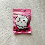 ファミリーマートでパッケージから可愛い【ぷにキャラグミちいかわ（グレープ味）】を見つけたので買っちゃいました。条件反射的に購入してしまう、いわゆるキャラ買いとい