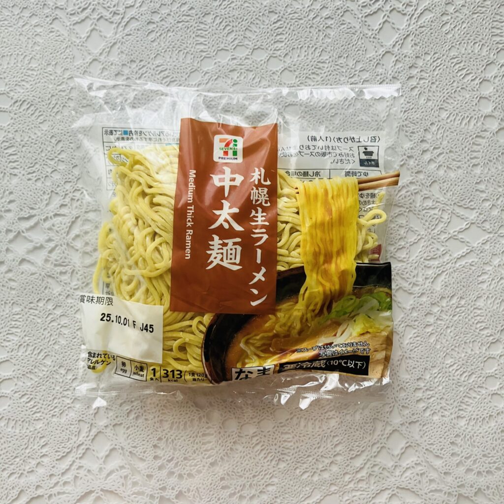 セブンイレブンの惣菜コーナーで「ラーメンスープ醤油とんこつ」と【札幌生ラーメン中太麺1食入】を見つけて、好みのラーメンにできる！と両方買ってみました。 醬油とん