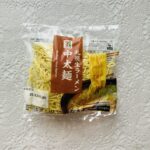 セブンイレブンの惣菜コーナーで「ラーメンスープ醤油とんこつ」と【札幌生ラーメン中太麺1食入】を見つけて、好みのラーメンにできる！と両方買ってみました。 醬油とん