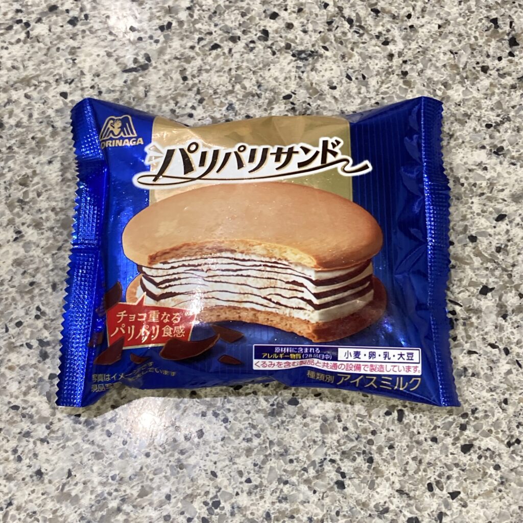 セブンイレブンのアイスコーナーで見つけた【パリパリサンド】を買ってみました。 こちらは森永の定番、アイスクリームパリパリバーと言うバニラアイスにパリパリのチョコ