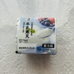 セブンイレブンでさっぱりしたスイーツが食べたいなと、スイーツコーナーで【牛乳寒天120g×2個】を購入してみました。 ミルクプリンも好きなんですけど、牛乳寒天も