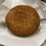 セブンイレブンのレジ横のホットスナックのコーナーでみつけた【お店で揚げたカレーパン】を買ってみました。 こちらはセブンイレブンの中でも大人気で、私も大好きな商品