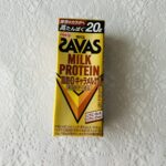 ローソンのキャンペーン（1個買うと1個もらえる）で、「ザバスミルクキャラメル」をチョコレート味と一緒に購入してみました。キャラメル味も気になったのです。 ※ キ