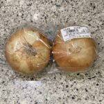 ファミリーマートの野菜コーナーでみつけた【北海道産　玉ねぎ　2個】を買ってみました。 わたしのよく行くファミリーマートは、お野菜の売れ行きがあまりよくないらしく
