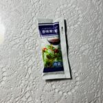 ローソンでカット野菜を買ったので、セットで【ノンオイルドレッシング香味青じそ】も買ってみました。唐揚げ弁当も一緒に買ったので、ドレッシングはさっぱり系をチョイス