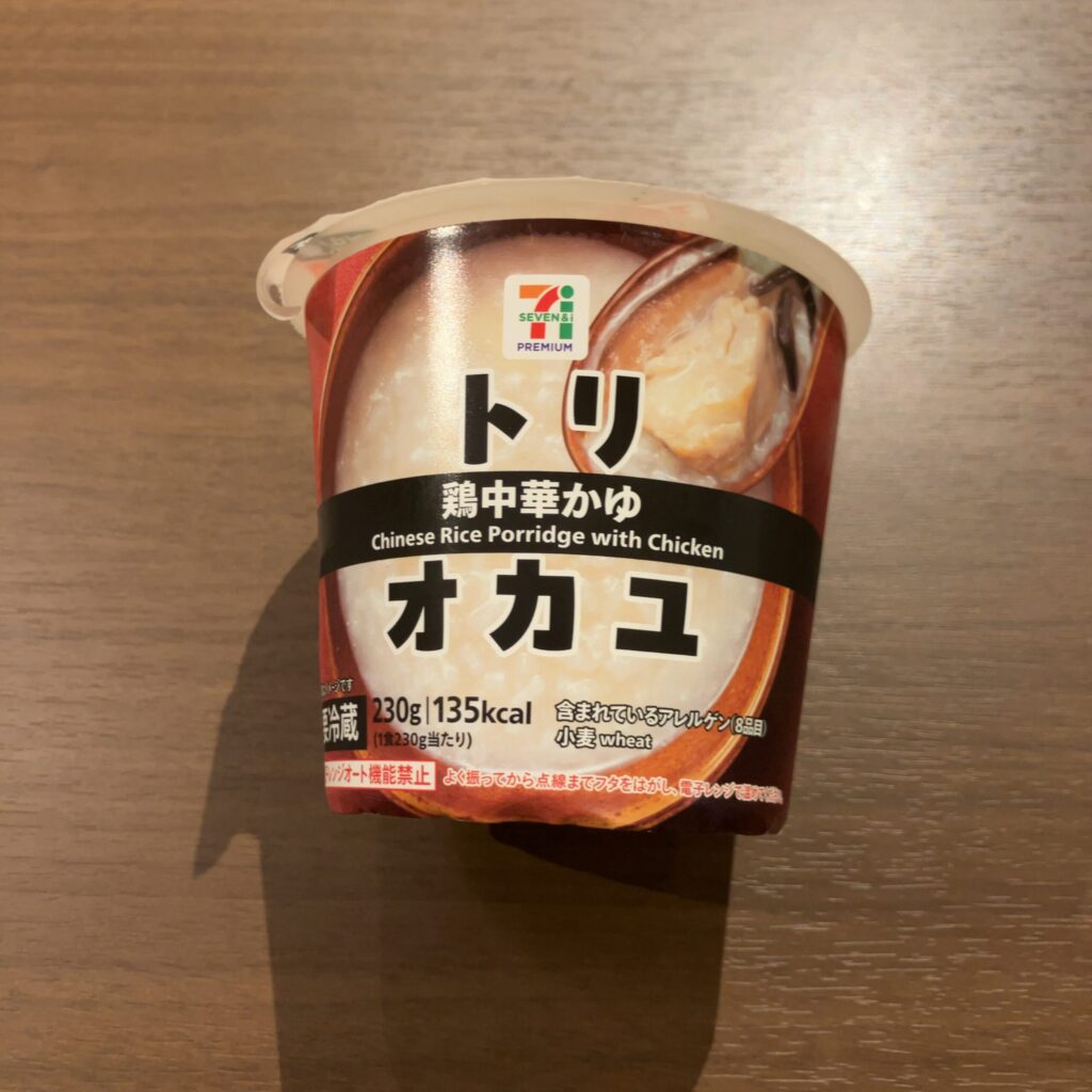セブンイレブンで「鶏中華かゆ」を買ってみました。カップに入った手軽なタイプで、電子レンジで温めるだけですぐに食べられるのが便利です！ 実際に食べてみると、味はと