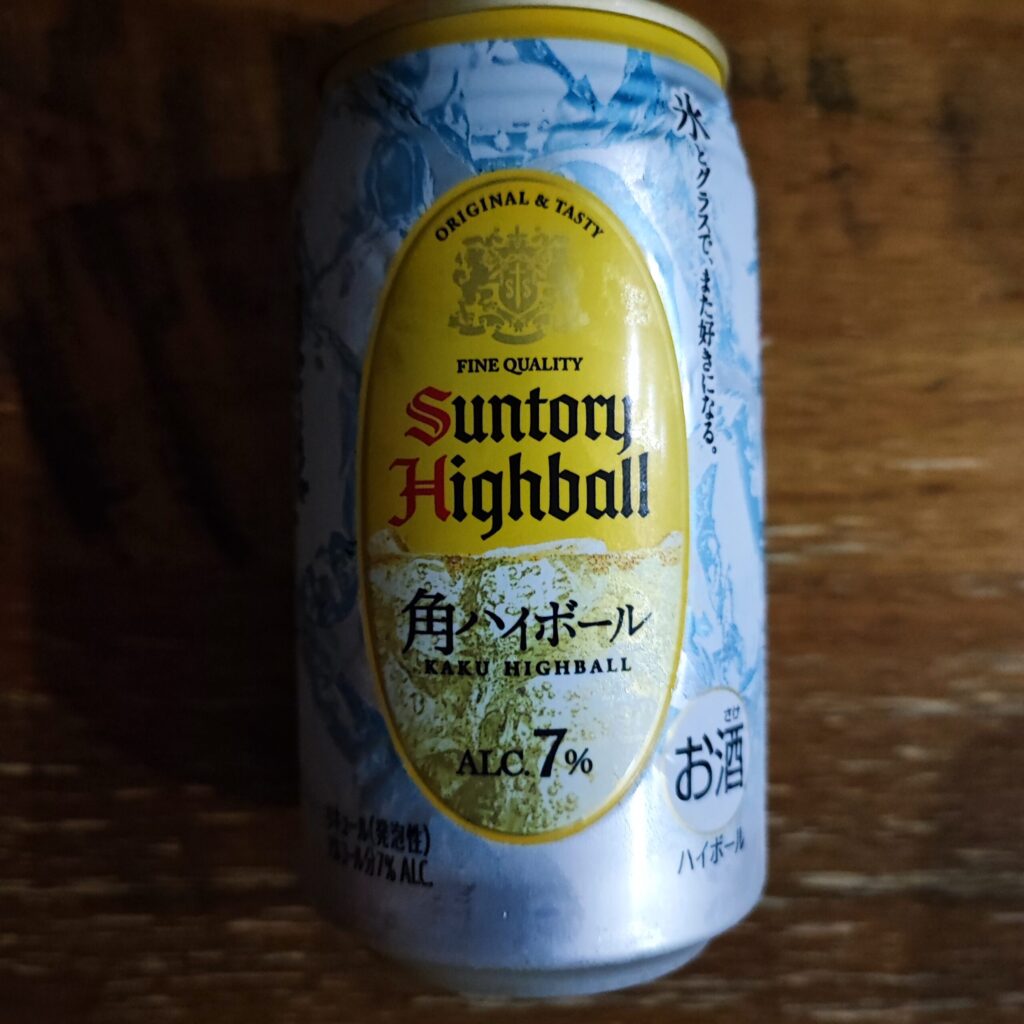 これを飲んでおけば間違いないし！ハイボールといえば？な「角ハイボール」セブンイレブンで見つけた明太ポテトサラダをつまみに、味わいたいと思って買ってきました！ 缶