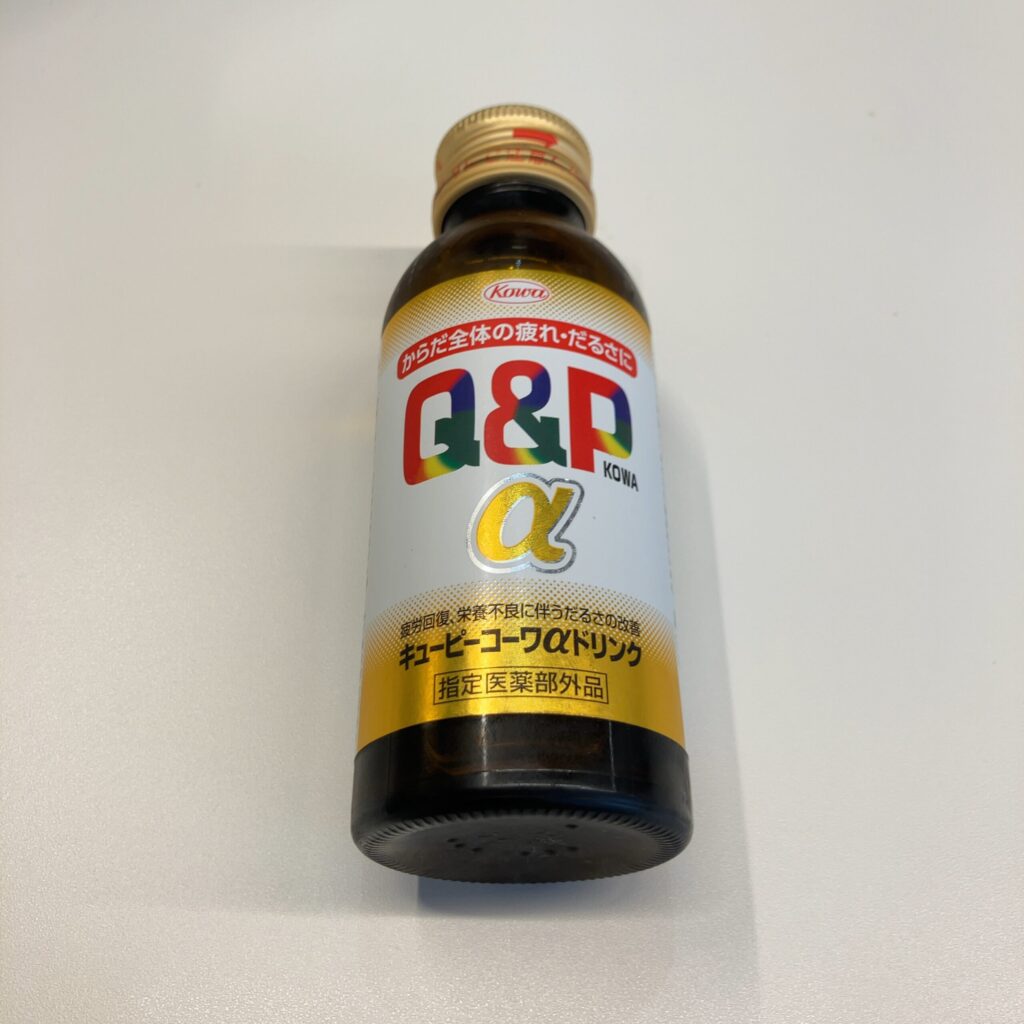 セブンイレブンで購入した「キューピーコーワαドリンク」は、疲れを感じたときにサッと飲める頼もしい一本です！ 見た目はシンプルな栄養ドリンクですが、実際に口にする